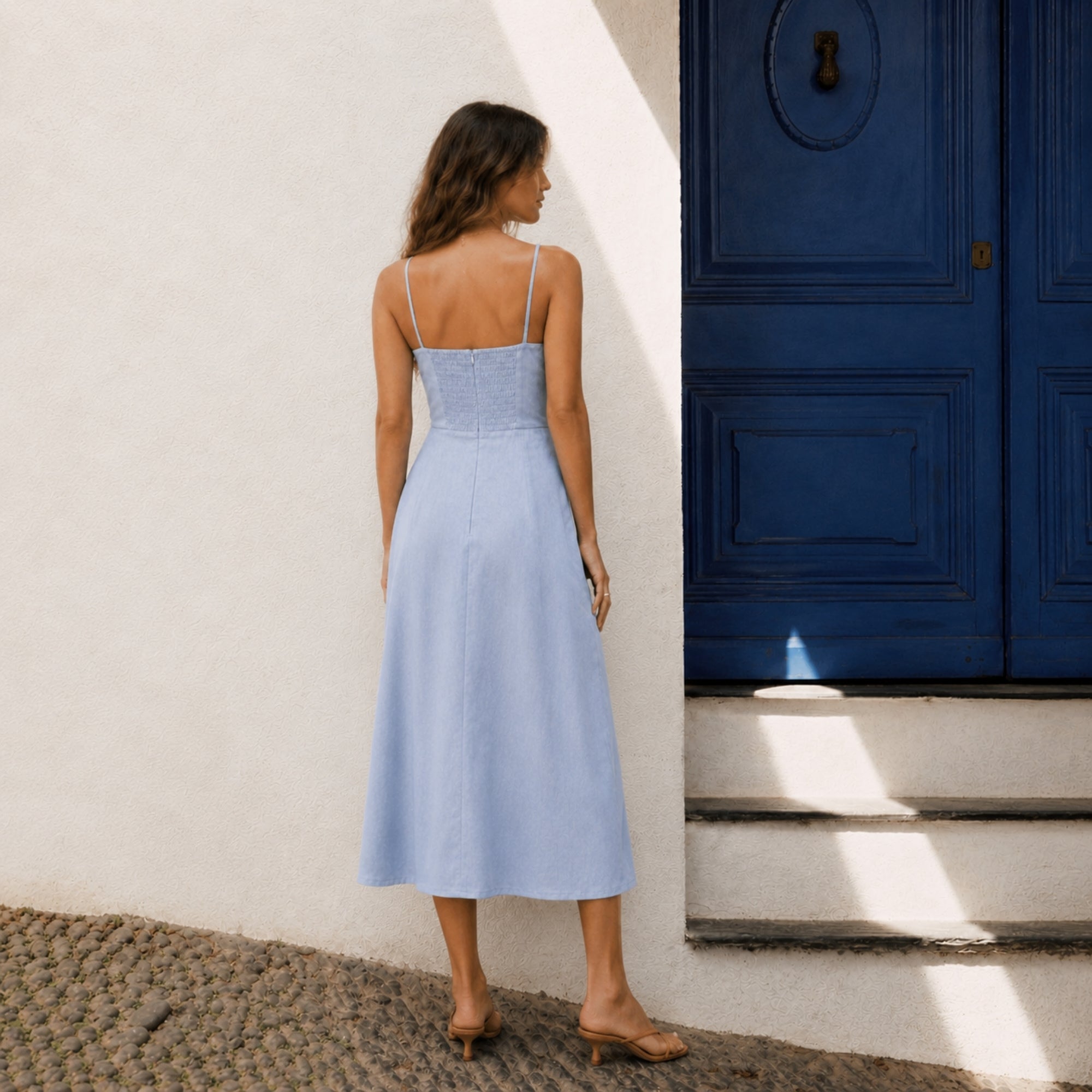 Vestito midi in lino azzurro, vista lifestyle 4, con scollo e silhouette del vestito