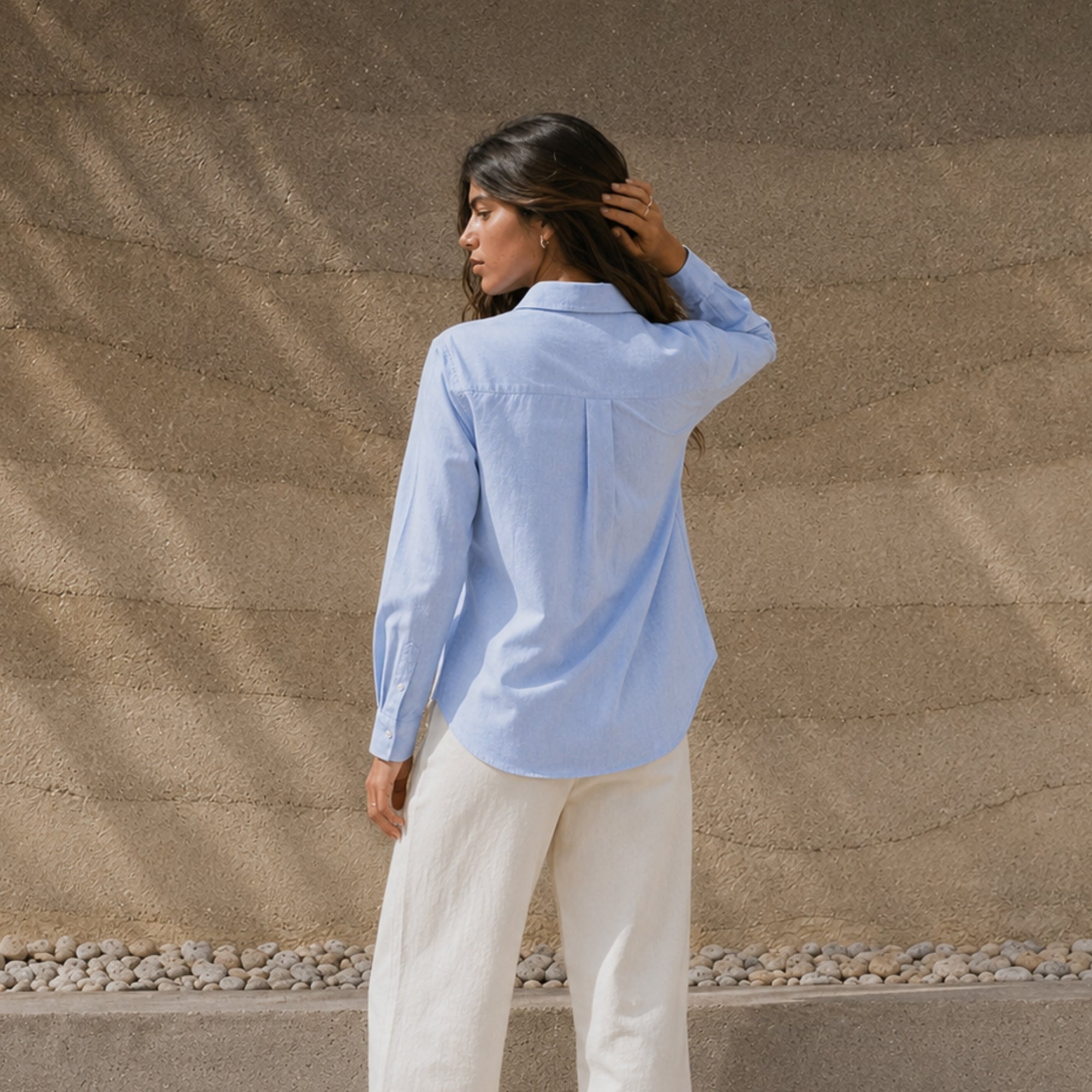 Chemise en lin coupe regular bleu clair, vue lifestyle 4, montrant le col, l’ourlet et la coupe décontractée