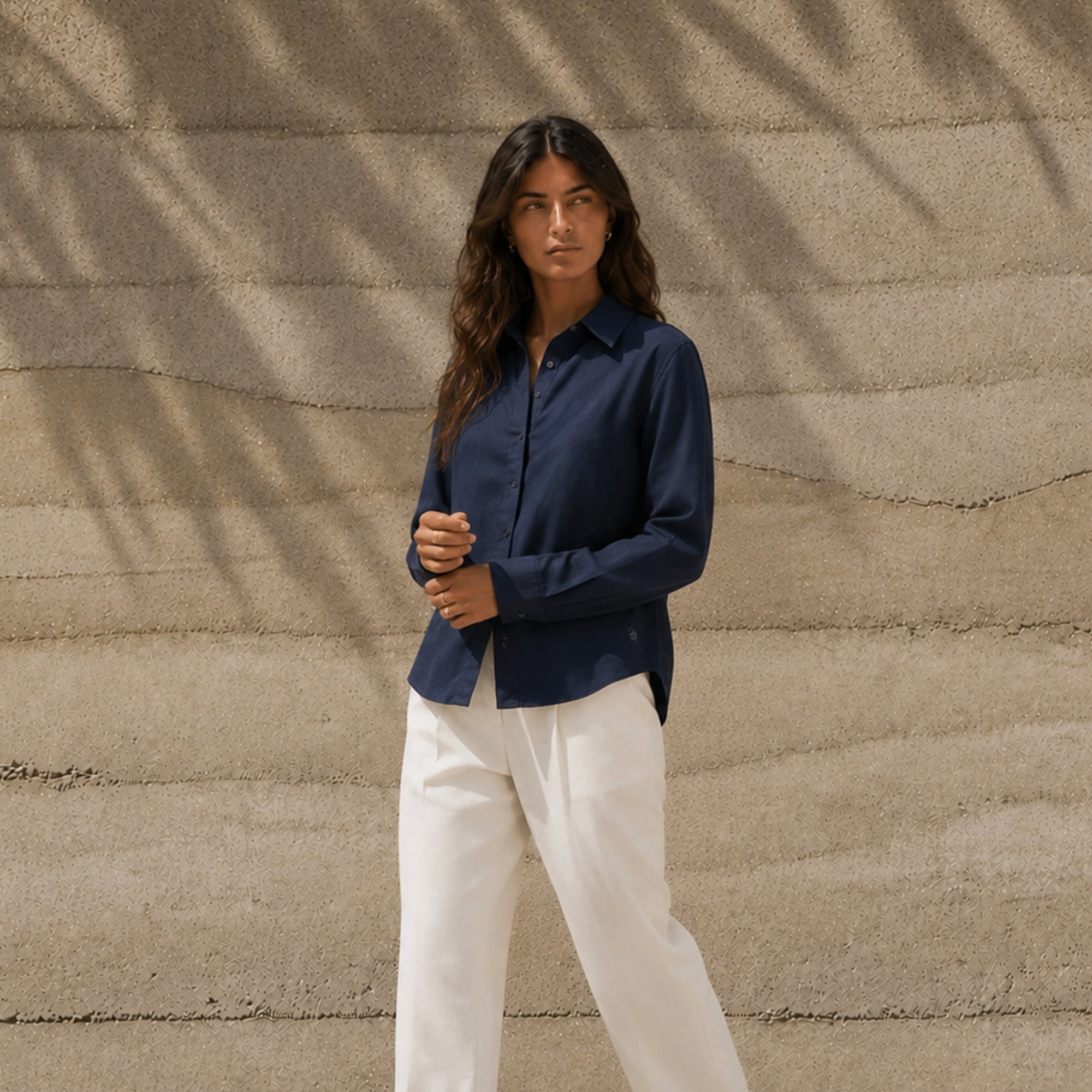 Chemise en lin coupe regular bleu marine, vue lifestyle 2, montrant le col, l’ourlet et la coupe décontractée