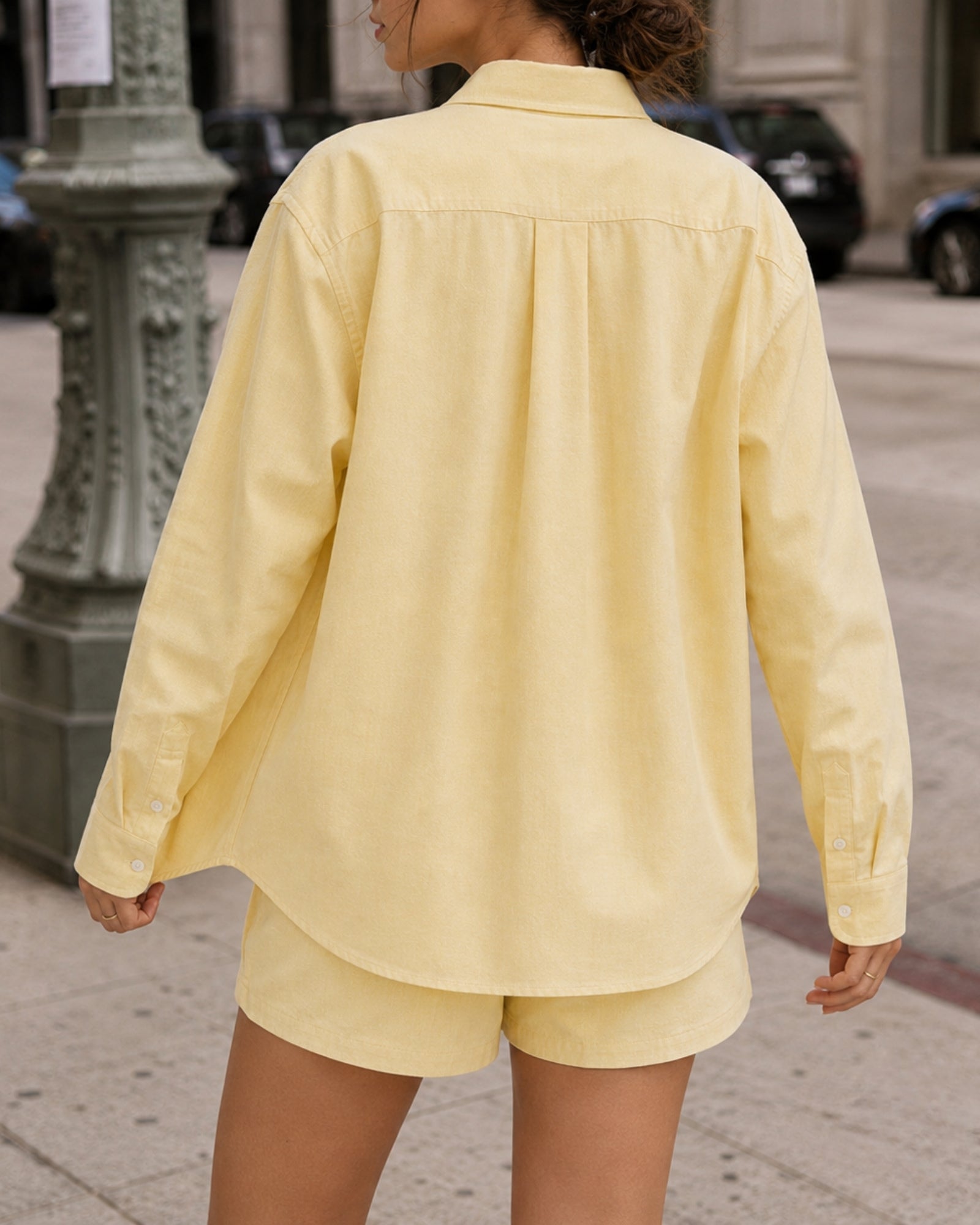 Camicia Oxford medium fit in Oxford Giallo Chiaro, vista lifestyle 2, con colletto, fondo e taglio rilassato