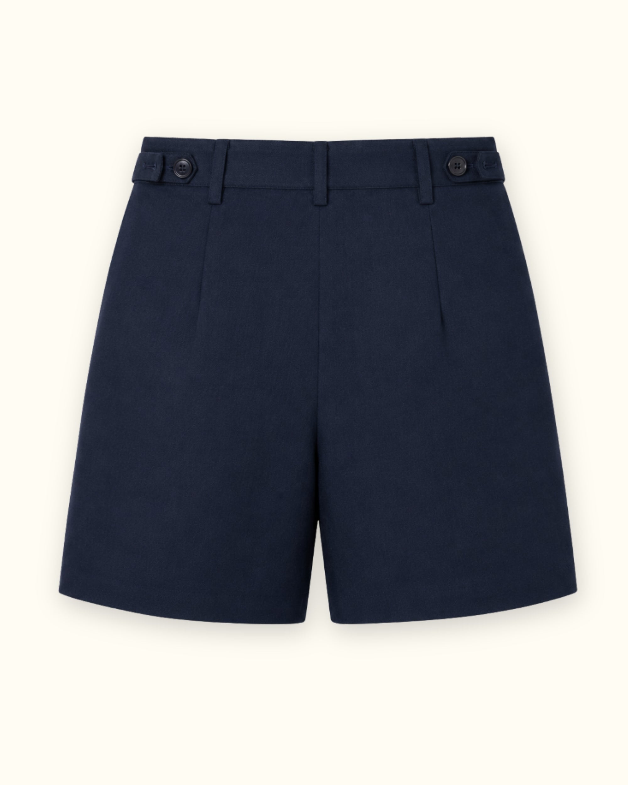 Shorts sartoriali in lino blu navy, vista posteriore, con vita e linea della gamba