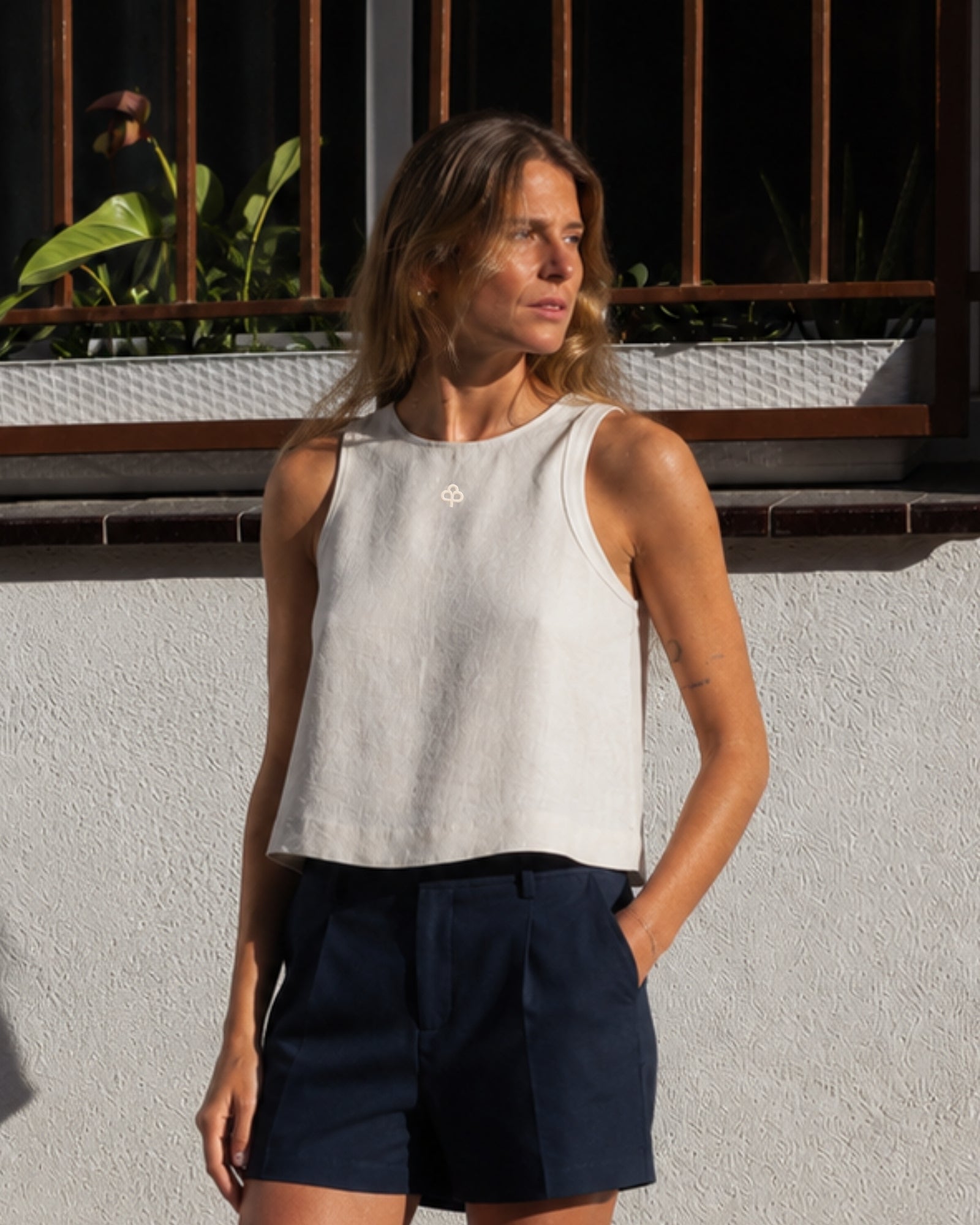Top in lino senza maniche Off White, vista lifestyle 1, con scollo e linea senza maniche