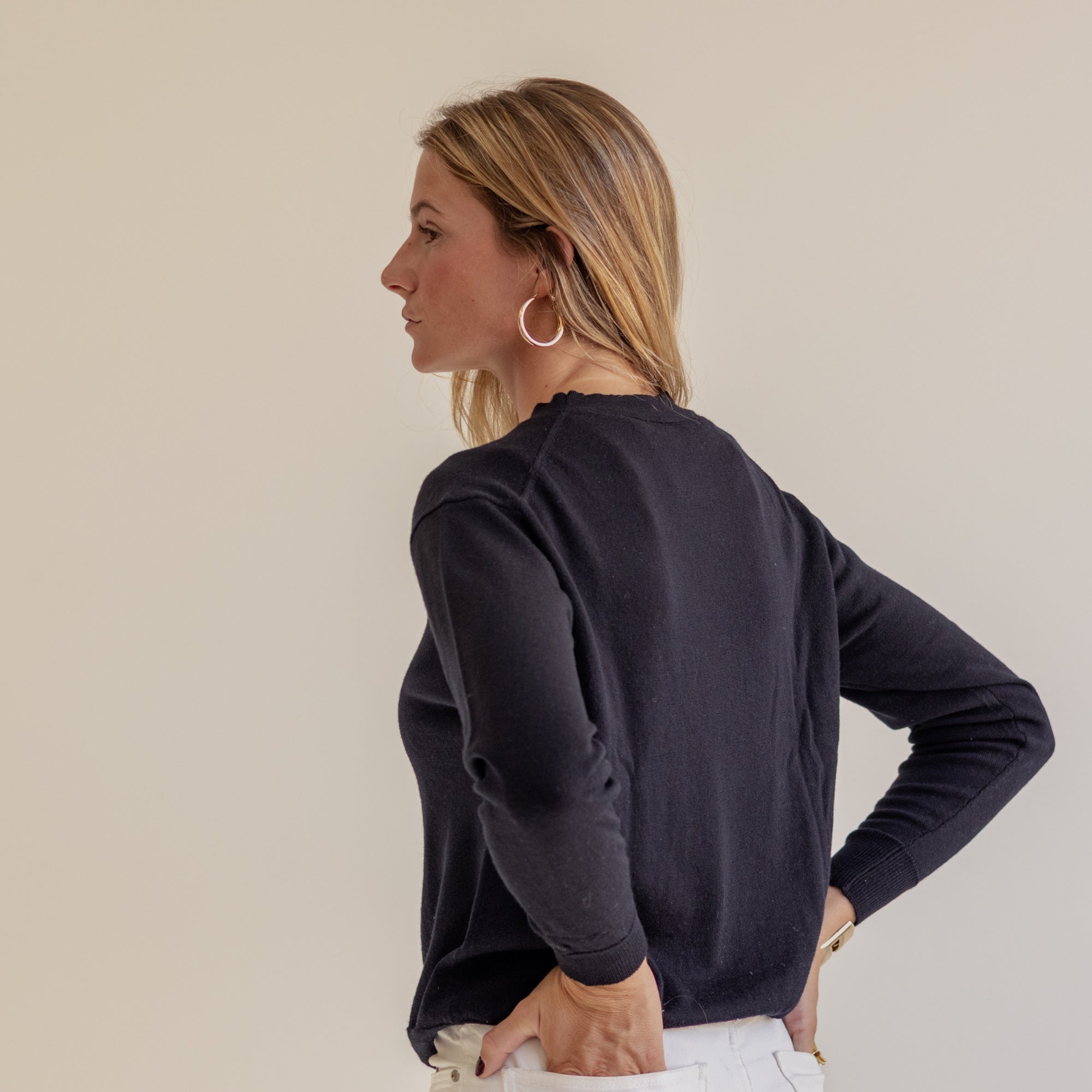 Extra fine merino wool crew neck sweater in Black - view 4 - Pamuuc