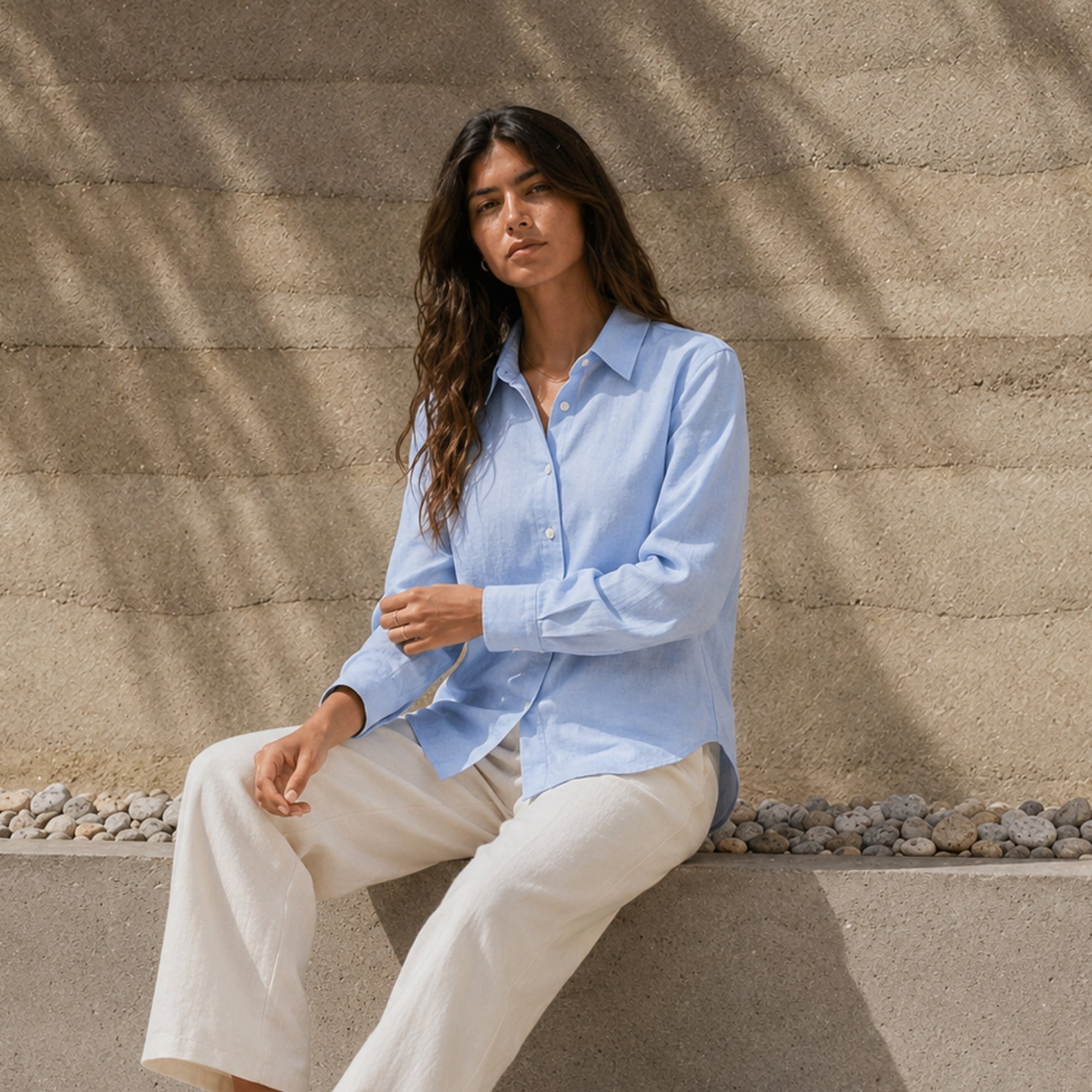 Chemise en lin coupe regular bleu clair, vue lifestyle 1, montrant le col, l’ourlet et la coupe décontractée