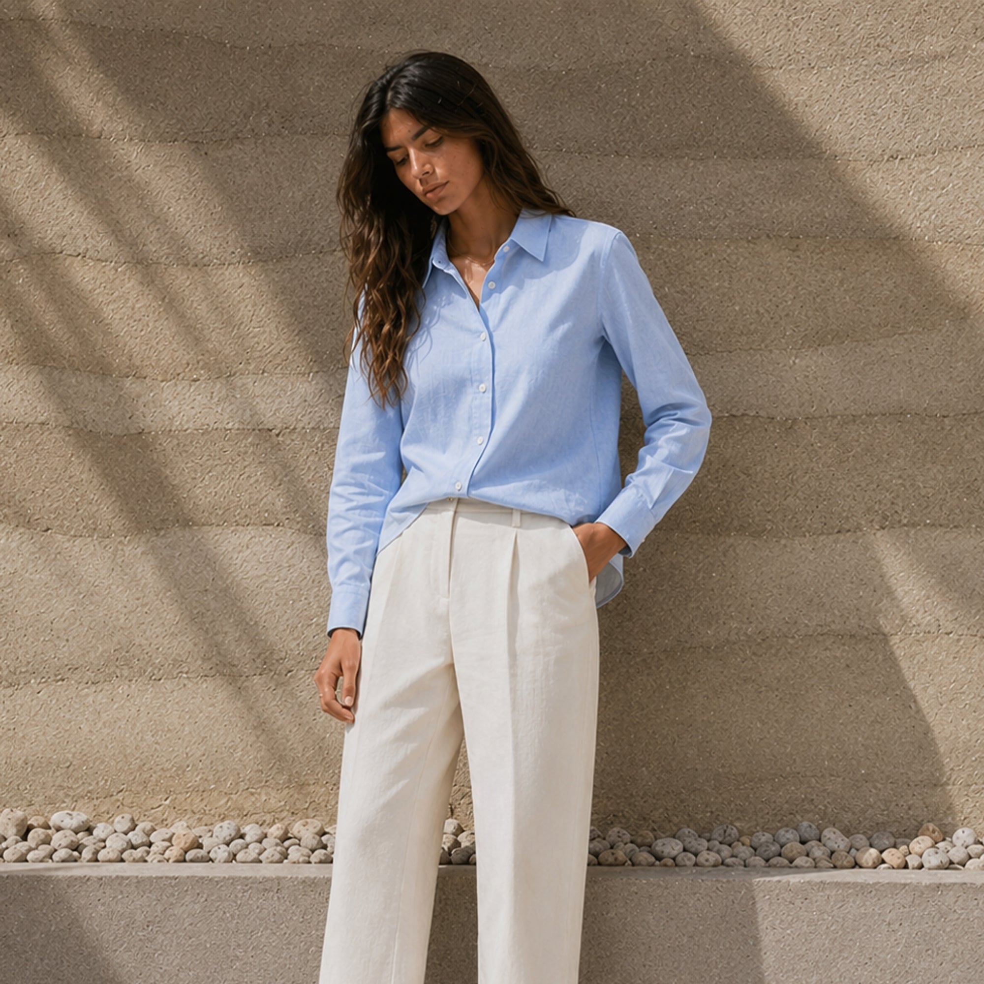 Chemise en lin coupe regular bleu clair, vue lifestyle 3, montrant le col, l’ourlet et la coupe décontractée