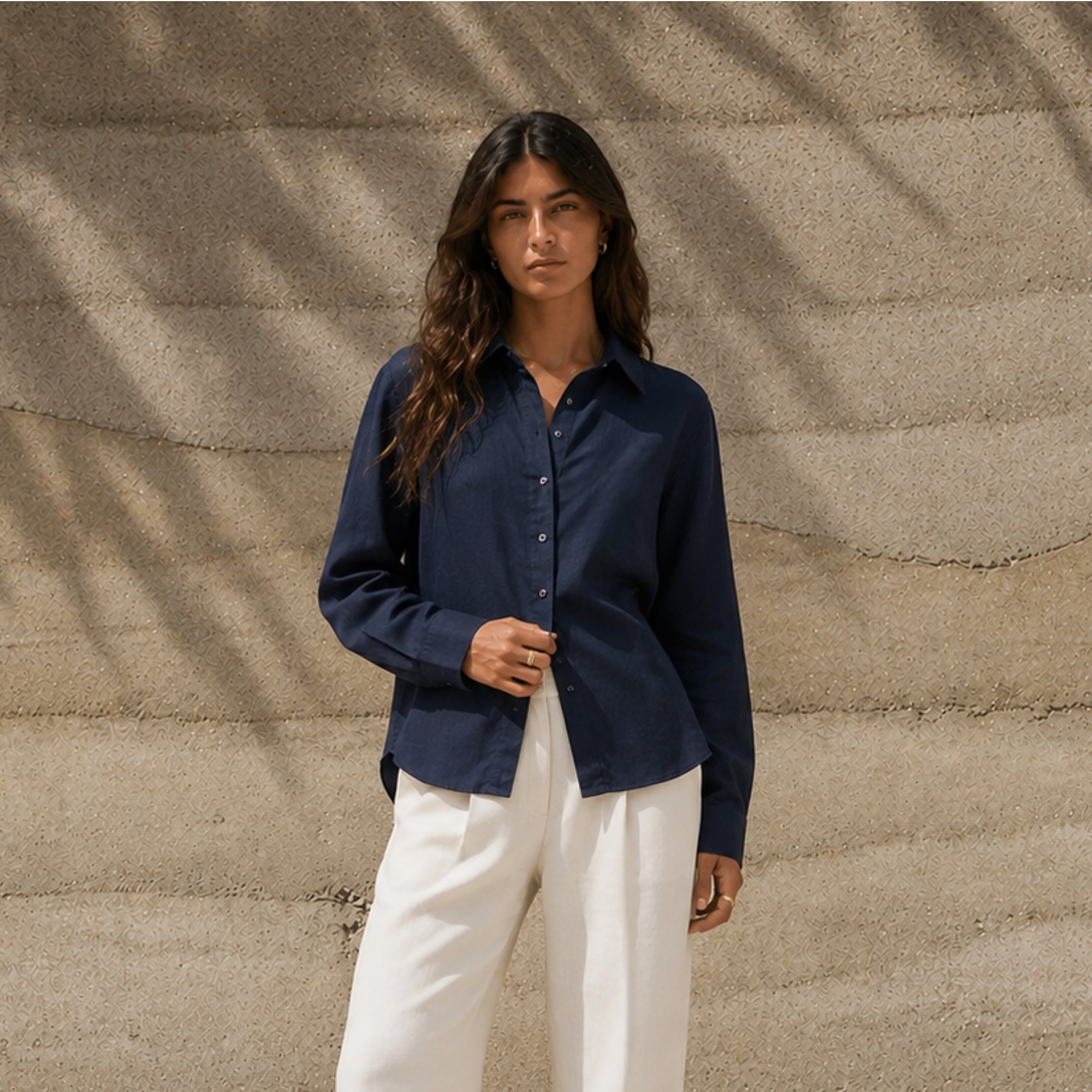 Chemise en lin coupe regular bleu marine, vue lifestyle 1, montrant le col, l’ourlet et la coupe décontractée
