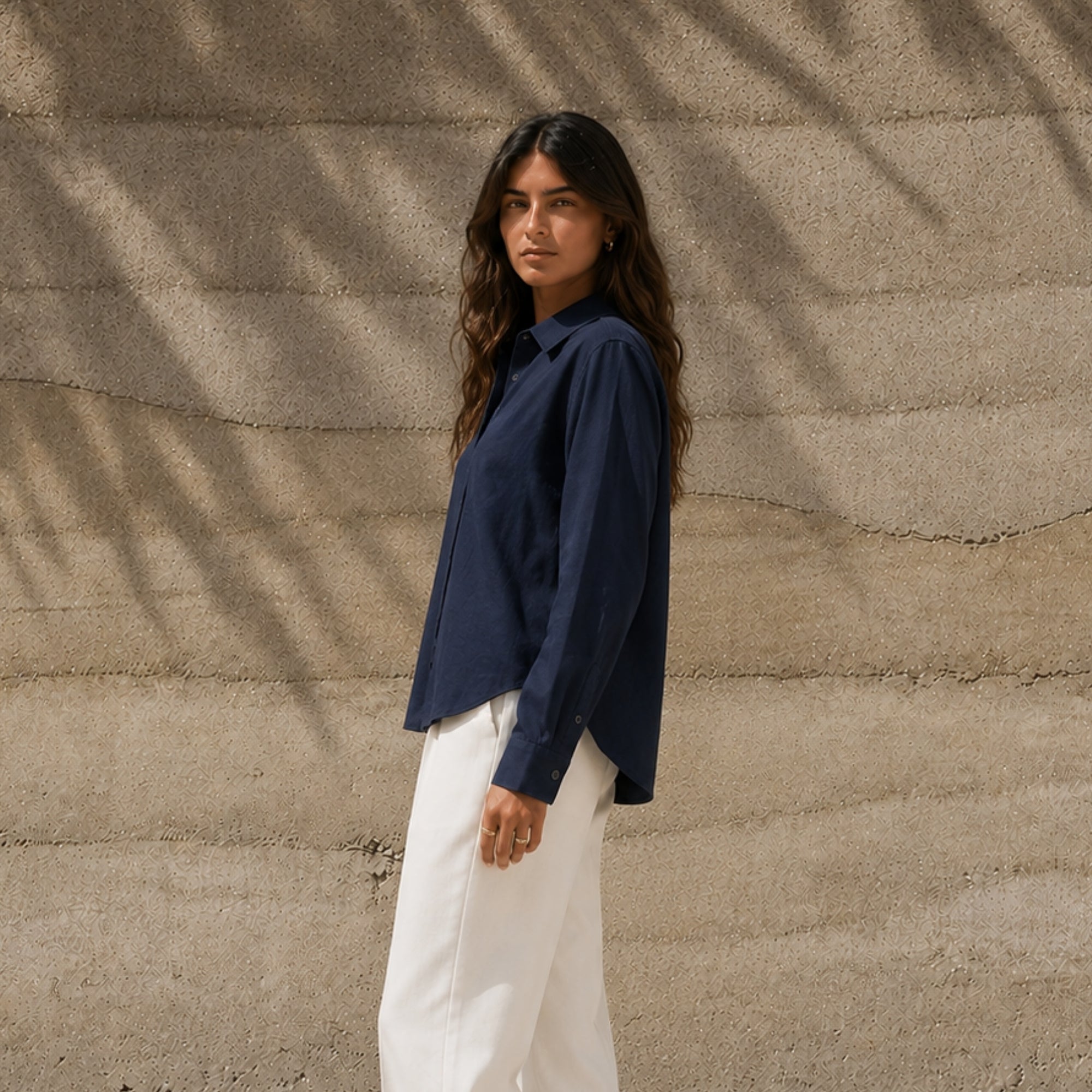 Chemise en lin coupe regular bleu marine, vue lifestyle 3, montrant le col, l’ourlet et la coupe décontractée