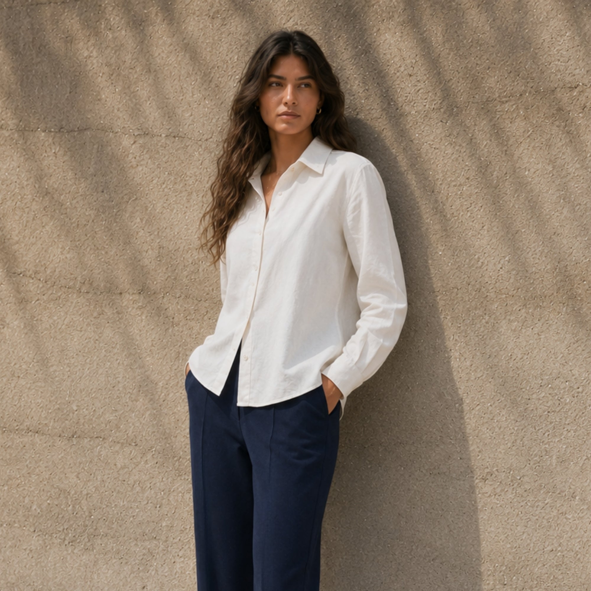 Chemise en lin coupe regular off whitee, vue lifestyle 2, montrant le col, l’ourlet et la coupe décontractée