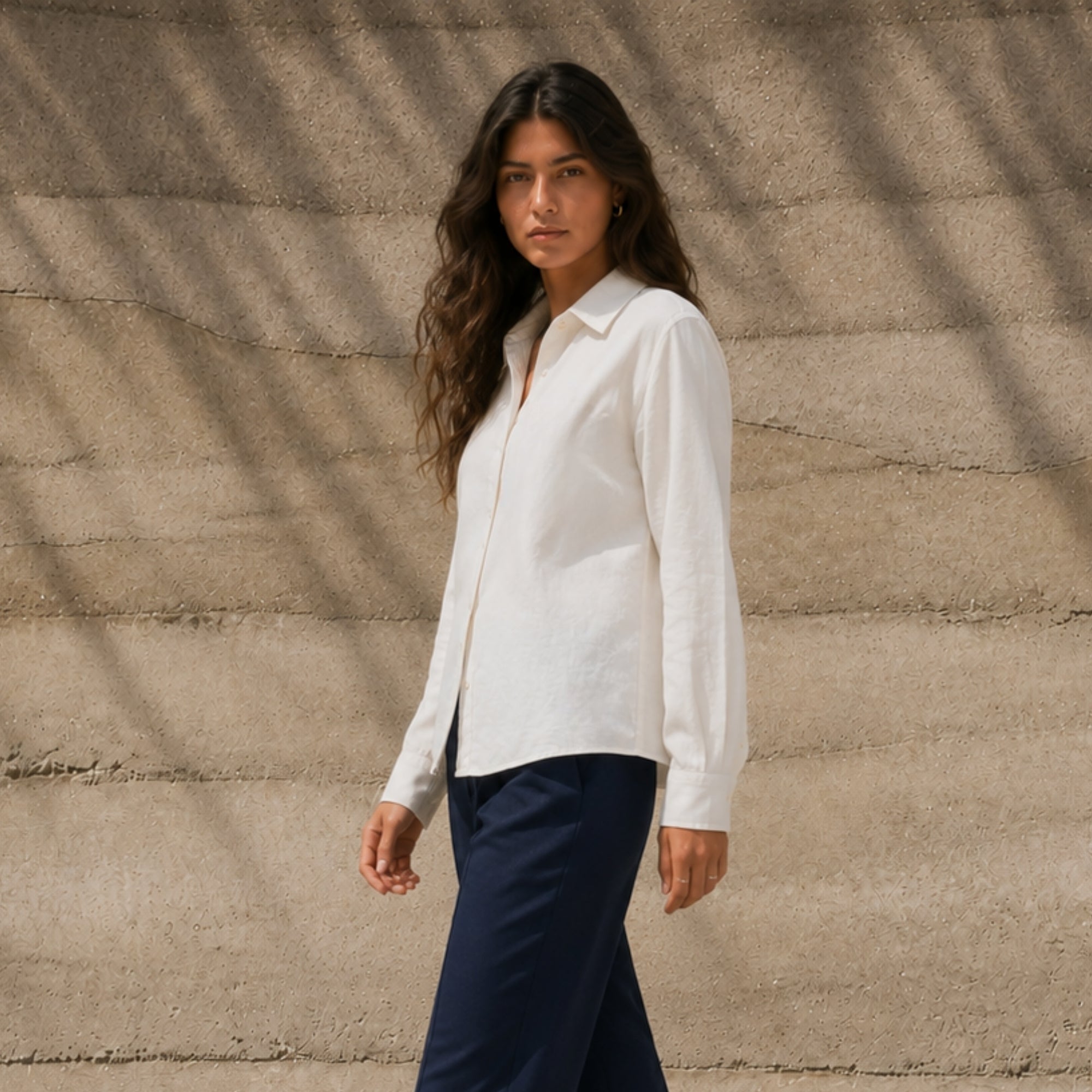 Camicia in lino regular fit Off White, vista lifestyle 3, con colletto, fondo e taglio rilassato