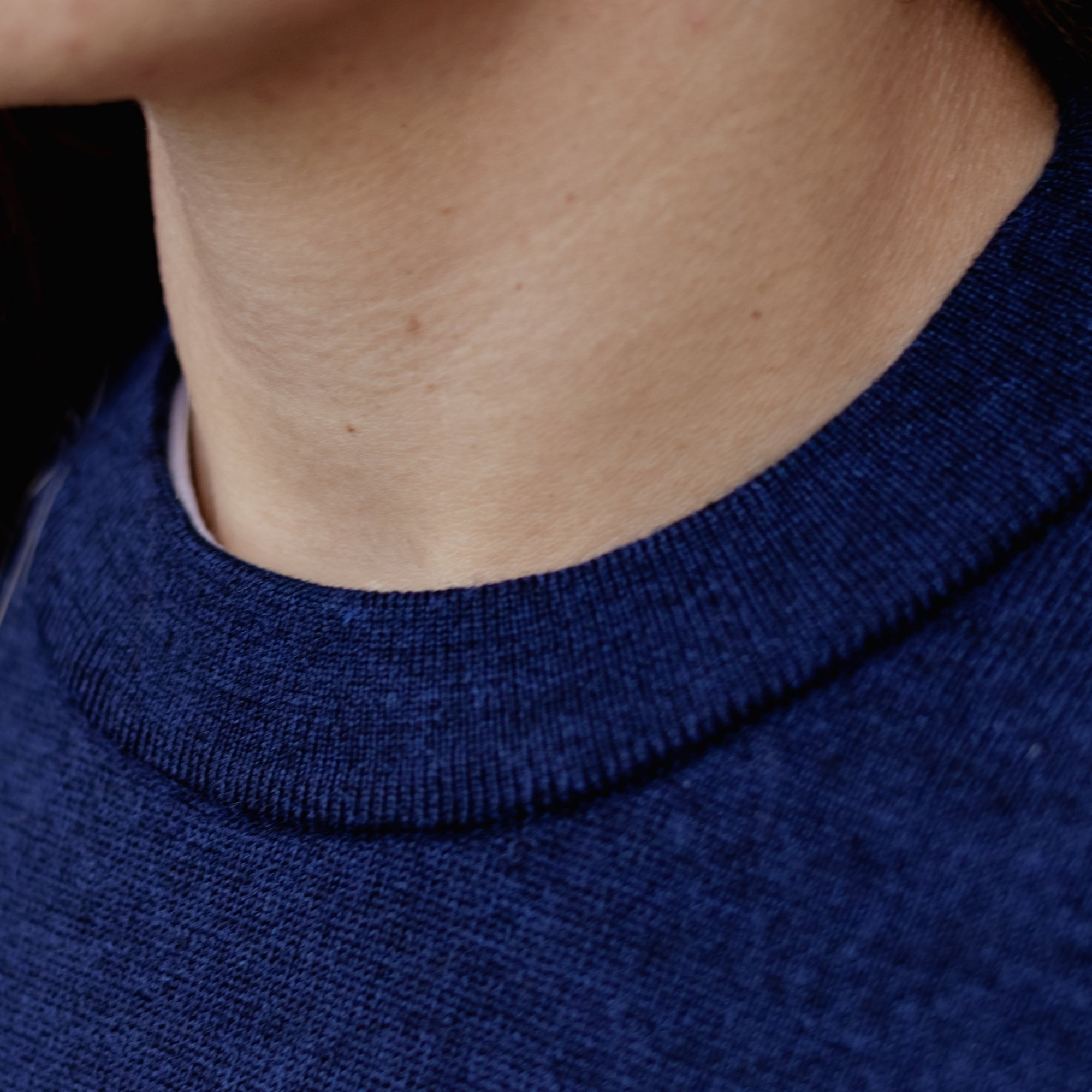 Extra fine merino wool crew neck sweater in Navy - view 2 - Pamuuc